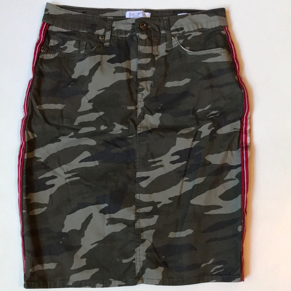 Size 4 camouflage Sofia Vergara Margarita pencil skirt with red silver stripes
